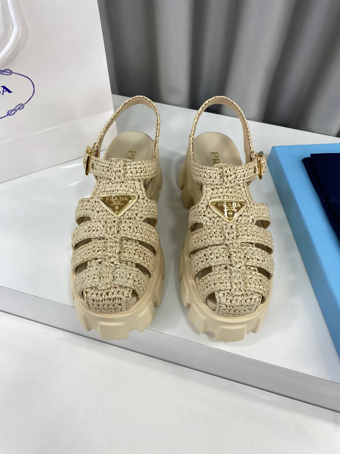 👟👟Ex-factory price 600👟👟 Prada’s latest bamboo cage weaving thick-soled triangle buckle sandals☑️ Latest environmentally friendly PP material, fully handmade crochet, just like knitting sweaters, slow work and meticulous work, retro fashionable thick-soled shoes, with woven uppers, making the whole pair of shoes light and comfortable, bright colors, satisfying a variety of choices for fashionable people with different styles! The iconic metal triangle logo is paired with the shape of ancient beach sandals. Every design element is fashionable! Size: Women's 35-39 (34, 40, custom-made, non-returnable) Full set of counter original packaging